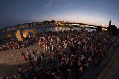 'Flashmob' inaugural de la Bienal de Sevilla a cargo de José Galán y su compañía de flamenco inclusivo, el 6 de septiembre.