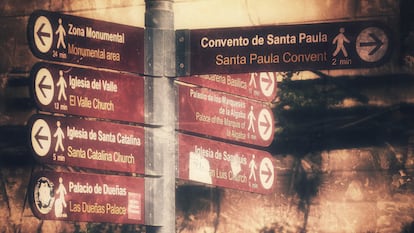 Un poste con señales turísticas de Sevilla.