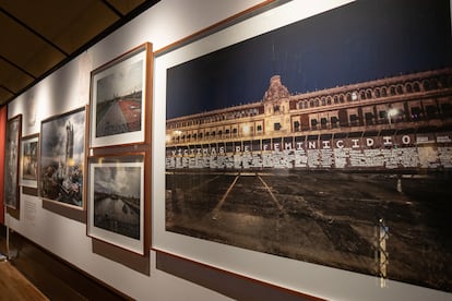 Una fotografía del Palacio Nacional rodeado de vallas tras una marcha feminista, parte de la exposición.