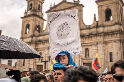 Manifestantes durante las marchas convocadas por Petro en la plaza de Bolívar en Bogotá (Colombia), el 18 de marzo del 2025.