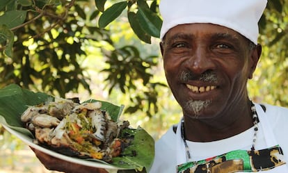 Un chef palenquero con una de sus creaciones culinarias.