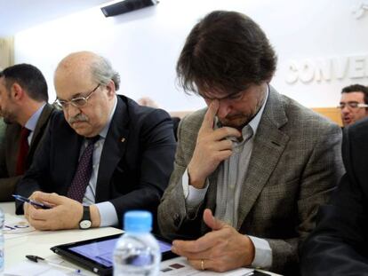 El diputado de CDC Oriol Pujol (d) y el conseller de Economía y Finanzas de la Generalitat, Andreu Mas Colell, durante la reunión del comité ejecutivo de CDC.