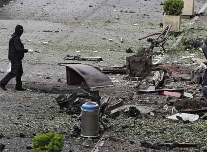 Un agente vigila la zona en la que ha estallado el coche bomba en Getxo (Vizcaya)