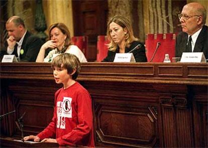 Un alumno en la tribuna del Parlament.