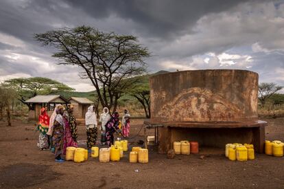 La ONG Acción contra el Hambre ha instalado, en el marco de su programa contra la desnutrición y de acceso a agua y saneamiento en el país, un sistema solar para que el motor de extracción del tanque solo tenga que funcionar por la noche, con lo que se reduce el coste de combustible del generador. Para el mantenimiento de la instalación se elegirá un comité de agua y se abrirá una cuenta bancaria donde se ingresará lo que se cobre por consumo, por ínfimo que sea, para tener recursos disponibles en caso de necesitar reparaciones, explica Leo Oketch, ingeniero de agua y saneamiento de la organización.