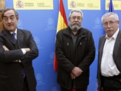 El presidente de la CEOE, Juan Rosell (izquierda) y los secretarios generales de UGT, C&aacute;ndido M&eacute;ndez (centro), y de CCOO, Ignacio Fern&aacute;ndez Toxo (derecha), tras la reuni&oacute;n con la ministra de Empleo y Seguridad Social, F&aacute;tima B&aacute;&ntilde;ez, para dar el visto bueno a las medidas de choque del plan de empleo juvenil.