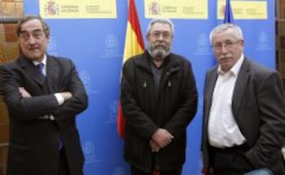 El presidente de la CEOE, Juan Rosell (izquierda) y los secretarios generales de UGT, C&aacute;ndido M&eacute;ndez (centro), y de CCOO, Ignacio Fern&aacute;ndez Toxo (derecha), tras la reuni&oacute;n con la ministra de Empleo y Seguridad Social, F&aacute;tima B&aacute;&ntilde;ez, para dar el visto bueno a las medidas de choque del plan de empleo juvenil.