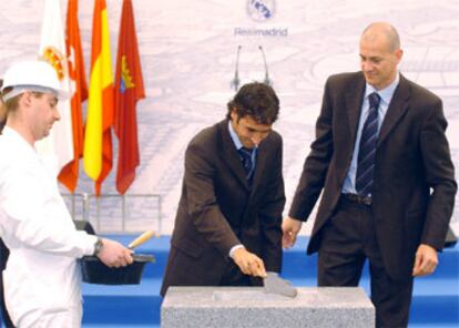 Raúl y Alberto Herreros, durante el acto de colocación de la primera piedra de la Ciudad Deportiva del club blanco en Valdebebas.