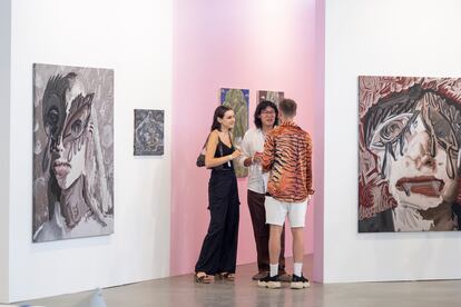 Un grupo de visitantes disfruta de la feria de arte contemporáneo CAN, en Ibiza.