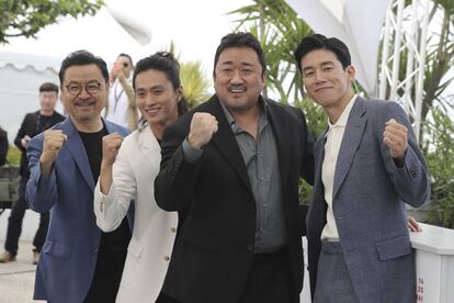 De izquierda a derecha, el director surcoreano Won-Tae Lee junto a los actores, Kim Sung-kyu, Lee Don y Kim Mu-yeol, durante la presentación de la película 'The Gangster, The Cop, The Devil', este jueves en Cannes.