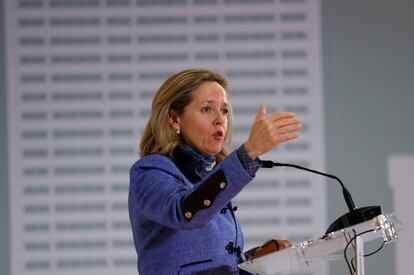 Nadia Calviño, vicepresidenta primera del Gobierno, durante la rueda de prensa posterior a la reunión con las patronales bancarias y asociaciones de usuarios, este jueves en la sede del Ministerio de Economía, en Madrid.