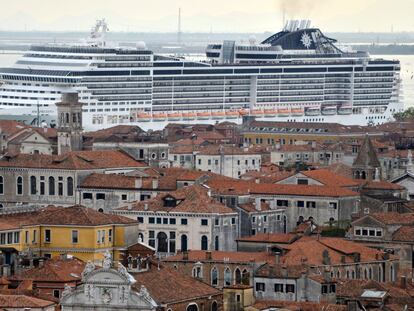 El crucero 'MSC Preziosa' cruza el canal de la Giudecca, en Venecia, en abril de 2014.