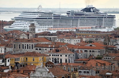 El crucero 'MSC Preziosa' cruza el canal de la Giudecca, en Venecia, en abril de 2014.