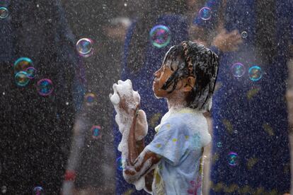 Una niña rodeada de pompas de jabón durante la celebración del festival Yangon (Myanmar), el 13 de abril de 2019.