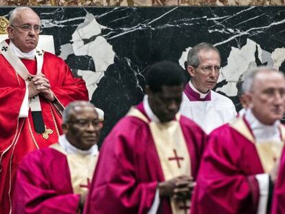 El papa Francisco celebra una misa por los cardenales y arzobispos fallecidos durante este a&ntilde;o, en la Bas&iacute;lica de San Pedro.