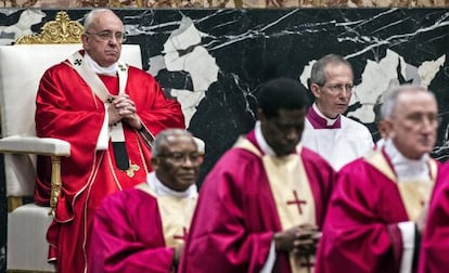 El papa Francisco celebra una misa por los cardenales y arzobispos fallecidos durante este año, en la Basílica de San Pedro.