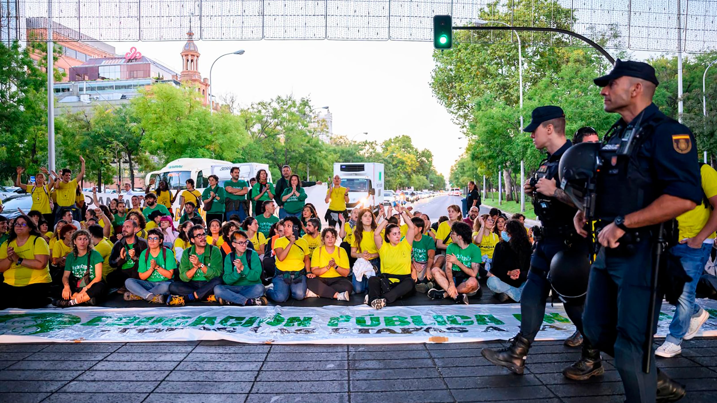 Alto seguimiento, cánticos contra Ayuso y cargas en la primera jornada de huelga del profesorado en Madrid