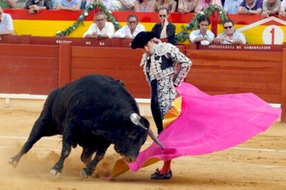 El Fandi da un pase con el capote al primero de su lote, al que cortó una oreja, durante la corrida de ayer de la Feria de Hogueras de Alicante.