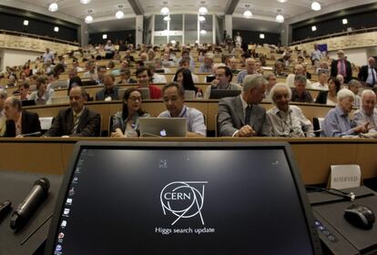 Minutos antes de las nueve de la mañana, el auditorio del CERN ya estaba abarrotado de científicos expectantes de los anuncios previstos. Un vídeo que se filtró la noche del martes por internet dio algunas pistas sobre el hallazgo de una nueva partícula.