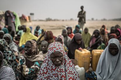 Refugiadas internas recém-chegadas ao campo de Muna Garage esperam para serem interrogadas pelos líderes locais. Elas vieram sozinhas, sem maridos (provavelmente recrutados ou assassinados pelo Boko Haram), e portanto são suspeitas.