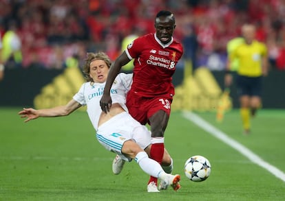 Sadio Mane controla la pelota ante Luka Modric.