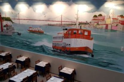 Salão do restaurante Farol, em Cacilhas, do outro lado do Tejo, em frente a Lisboa.