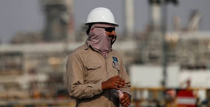 Un trabajador de la compañía Saudi Aramco.