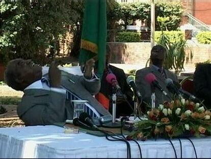 Un mono orina sobre el presidente de Zambia