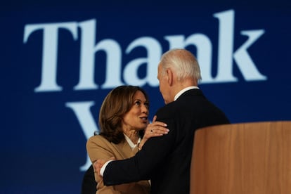 La candidata presidencial demócrata y vicepresidenta de Estados Unidos, Kamala Harris, y el presidente de Estados Unidos, Joe Biden, se abrazan en el escenario tras el discurso de Biden.