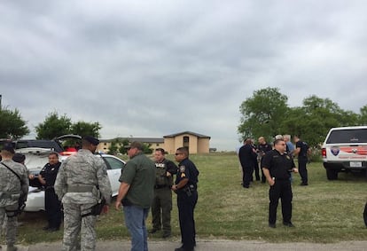 Imagen facilitada por la oficina del 'sheriff' del condado de Bexar que muestra a varios agentes en la base de San Antonio-Lackland.