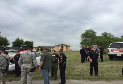 Imagen facilitada por la oficina del 'sheriff' del condado de Bexar que muestra a varios agentes en la base de San Antonio-Lackland.