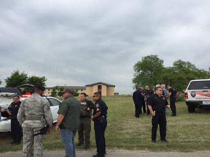 Imagen facilitada por la oficina del 'sheriff' del condado de Bexar que muestra a varios agentes en la base de San Antonio-Lackland.