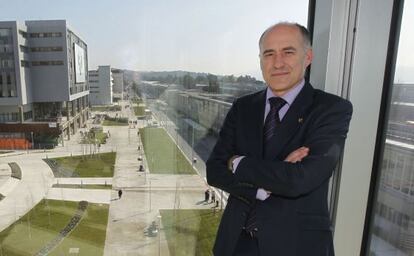 Iñaki Goirizelaia, en su despacho en el campus de Leioa de la UPV.