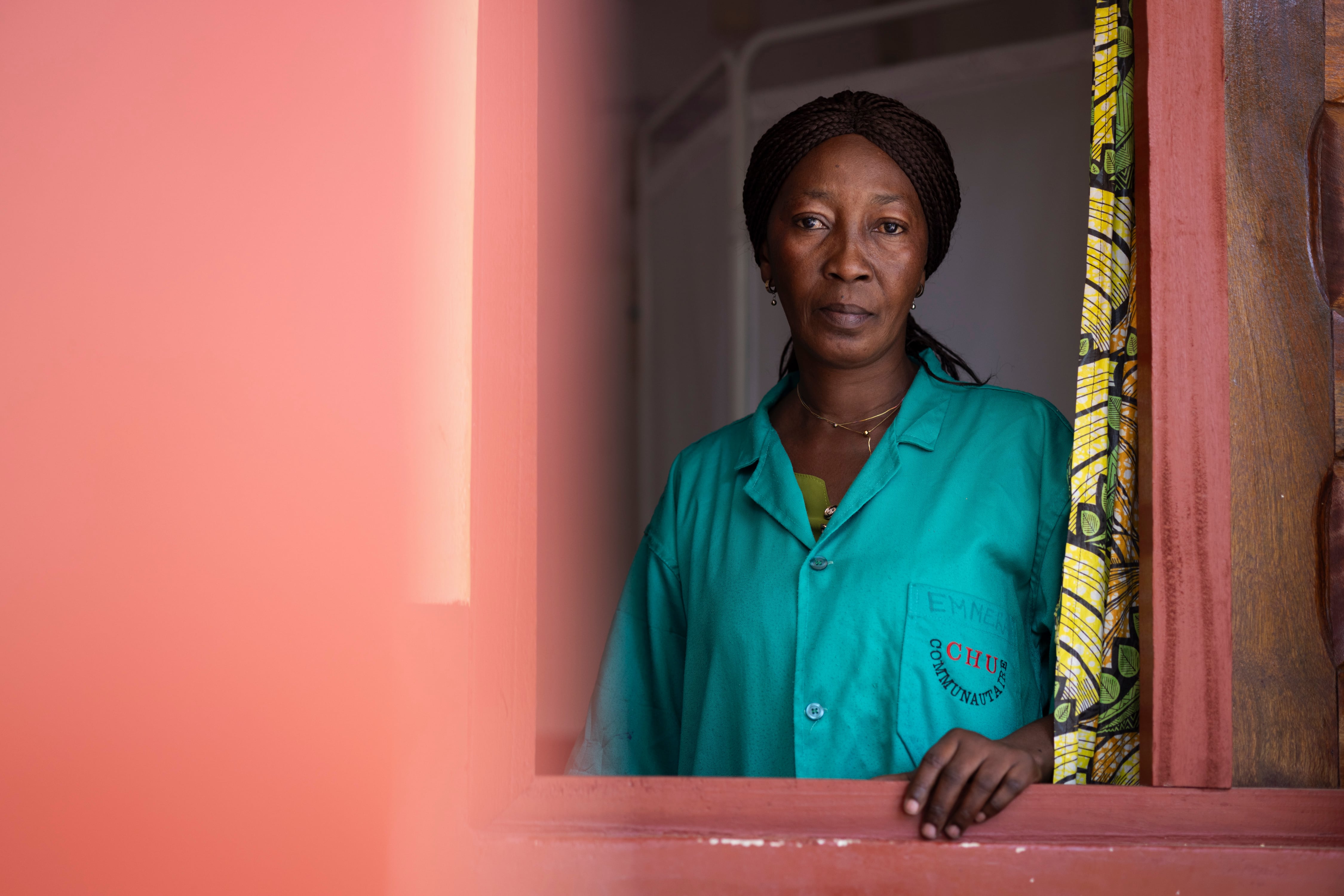 Mireille Kakobanga, matrona de 52 años en la maternidad de Markounda, explica que no siempre se logra llevar a cabo todas las visitas que deberían programarse durante el embarazo. Fotografía del 24 de noviembre.