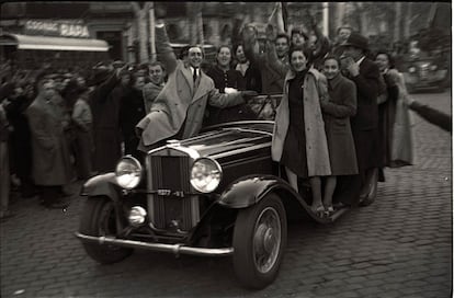 Habitantes de Barcelona celebran la toma de Madrid y el fin de la guerra en el Paseo de Gracia, en 1939.