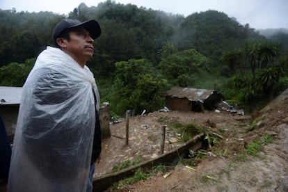 Un habitante de Temazolapa, en el Estado de Veracruz, al sureste de México, mira la casa donde tres miembros de una familia murieron a causa de un deslave provocado por el paso de la tormenta Earl, este domingo 7 de agosto. 