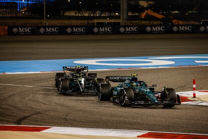 Fernando Alonso en el momento del adelantamiento a Lewis Hamilton.