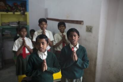 Isop (primero por la derecha) asiste a clase en RS Montessori (Benarés).