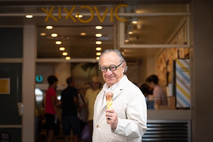 El actor Albert Vidal, en la heladería Xixo de Vic.