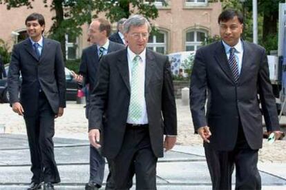 Jean Claude Juncker, primer ministro de Luxemburgo, junto a Lakshmi Mittal.