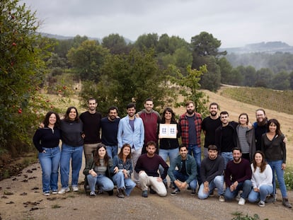 Miembros de las 19 bodegas del colectivo Vida Penedès, el día de la presentación de la iniciativa, el pasado 16 de octubre.