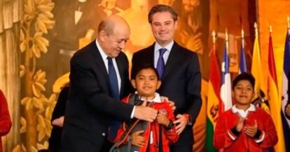 Nuño con el Ministro de exteriores francés.