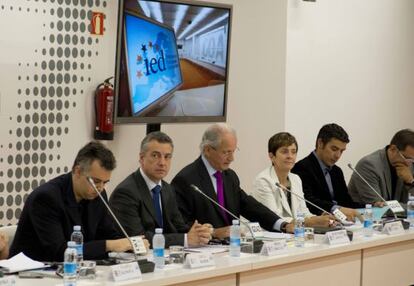 Iñigo Urkullu (segundo por la izquierda), en la inauguración de un seminario sobre posibles soluciones a la crisis.