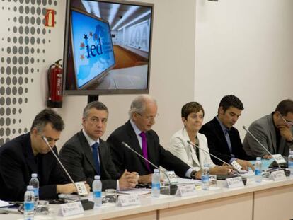 Iñigo Urkullu (segundo por la izquierda), en la inauguración de un seminario sobre posibles soluciones a la crisis.