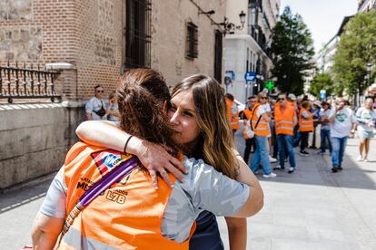 La portavoz de Podemos y candidata a la Presidencia de la Comunidad de Madrid, Alejandra Jacinto, se abrazaba con una afectada por la obras en la línea 7B de Metro.