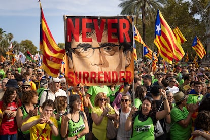 Manifestación independentista con carteles de apoyo al 'expresident' Carles Puigdemont.