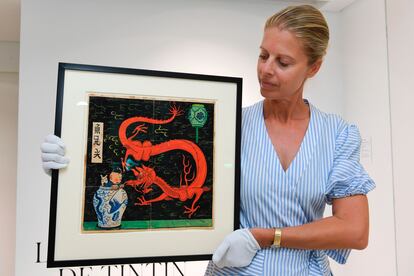 La directora de la galería monegasca en la que se va a subastar el dibujo posa con la obra de Hergé.