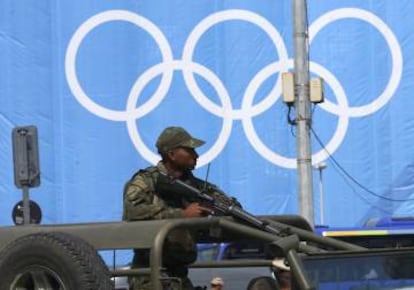 Soldados protegem a zona de Copacabana em Rio