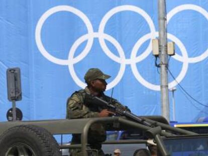 Soldados protegem a zona de Copacabana em Rio