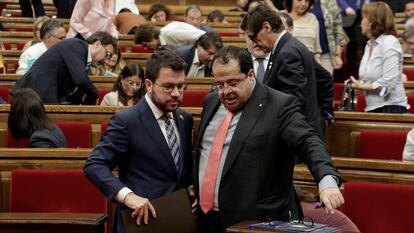 El presidente de la Generalitat, Pere Aragonès (a la izquierda), y el 'conseller de Interior, Joan Ignasi Elena, tras su comparecencia este miécoles en el pleno del Parlament.